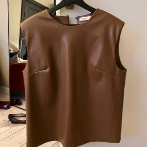 Skinntopp stylein - Fin topp i skinnimitation från stylein 