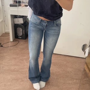 Jeans  - Superfina jeans, okänd storlek men skulle gissa på 34/36 och vet tyvärr itne heller vart de är ifrån. Sitter bra på mig som är 164, skriv för mått 💗