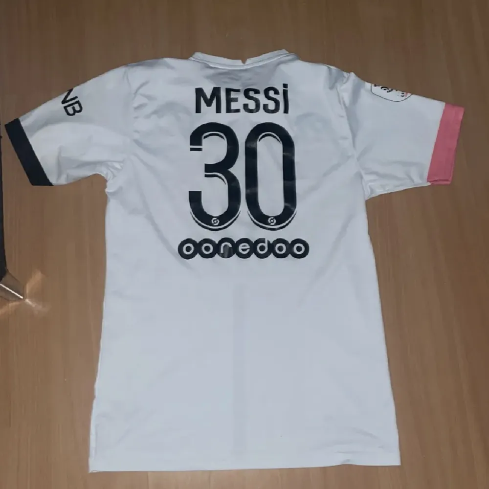 Messi tröja storlek m skick 10/10. T-shirts.