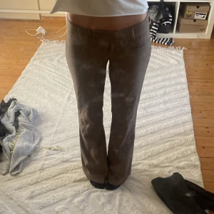 Lågmidjade bootcut kostymbyxor - Supersnygga🩷Saknar en knapp (se bild 3) Midjemått- 39 cm Innerbenslängd- 82,5