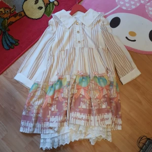 söt klänning - gullig klänning från kawaiishop💫 har en pytteliten fläck som inte syns när man har på den (bild 3) men annars bör den vara i bra skick <3   frakt 74 kr (tyvärr)