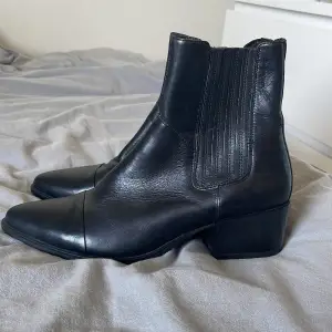 Svarta boots med klack från vagabond i storlek 40. Använda men i fint skick. 💕