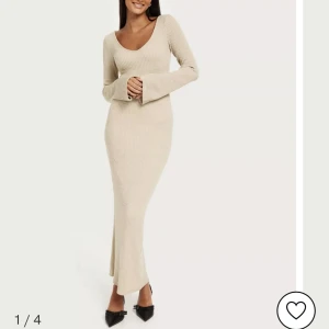 Ribbad klänning - Bara testat! Köparen står för frakten 