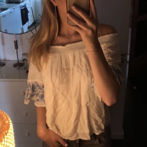 Blus  - Jätte fin blus från hollister. Lite skrynklig på bilden då den är nytväddad och ej strykt. Säljs pågrund av att den ej kommer till användning 😊