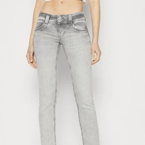 Low waist jeans  - Hej! Säljer dessa låg midjade jeansen från Pepe. De är i storlek 26/32, säljer pga är för korta. Nypris 1000kr. Kontakta vid intresse eller frågor!