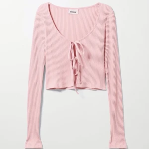 Rosa kofta - Chiquelle - Säljer då den inte kommer till användning. Endast använd ett fåtal gånger och är i som i nyskick. Köpt här på Plick men är från början från Chiquelle. Storlek M men passar nog en S också. Vid snabb affär kan pris diskuteras.