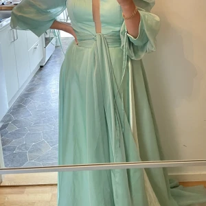 Fest klänning  - Använd en gång. Tvättad. Köpt för 1500, säljs för 699 Klänningen är mellan blå/grön i färgen, mintaktig. 