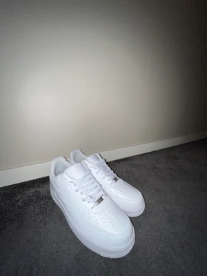 Air Force 1 - Köpte av en annan användare på plick men de var tyvärr för stora (köpte de för 950kr). De är helt nya!