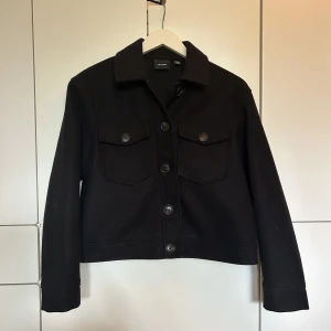 Fin svart jacka  - Det är en kort kappa ifrån vero moda, nästan oanvänd.