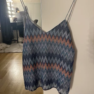 Missoni liknande linne - Säljer detta fina missoni liknande linne! Storlek M, väldigt bra skick. Hör av dig vid frågor!
