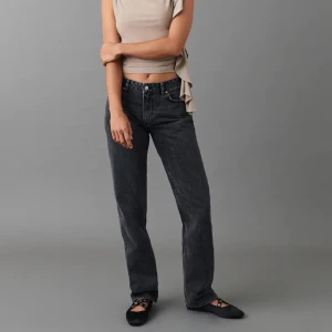 Gina Tricot Low waist straight jeans off black - Lågmidjade svarta jeans från Gina Tricot. Sparsamt använda. Nypris: 499kr