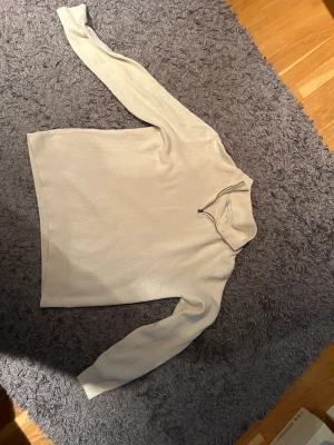 Half zip - Jätte fin half zip från Volts märke These Glory Days. Storlek XL passar L helt perfekt Nästan aldrig använd och i super bra skick. Nypris runt 700-800 minns inte exakt