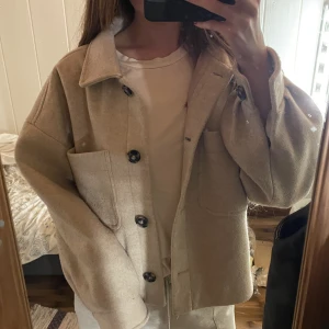 Jacka - Beige oversized höst/vinter jacka ifrån NAKD Storlek 38, den är i fint skick