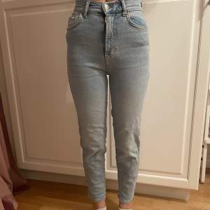 Ljusblåa jeans från Gina Tricot, strl 32. Fint skick. 60 kr + frakt🫶🏼