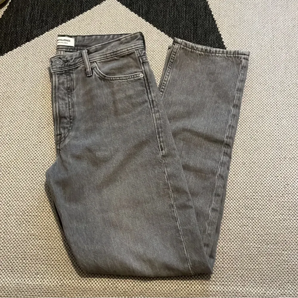 Dessa byxor har inte använts och är nästintill nyskick. Hör av dig vid frågor & funderingar!💯. Jeans & Byxor.