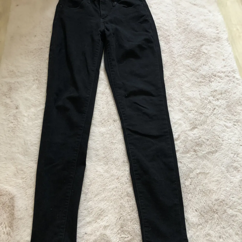 Svarta skinny jeans från Levi’s. Mönster på fickorna.. Jeans & Byxor.