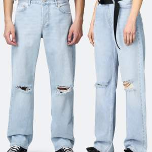 Säljer dessa jeans då dom ej kommer till användning, nyskick endast använda någon gång, storlek 27💞 Köpta på Junkyard. Nypris 499, egna bilder finns vid intresse och pris går att diskutera💞