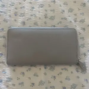 En plånbok/kuvertväska i en fin blå färg! 💕 smidig förvaring att använda som plånbok, men får också plats med en telefon inuti om man vill ha den mer som en väska 💕