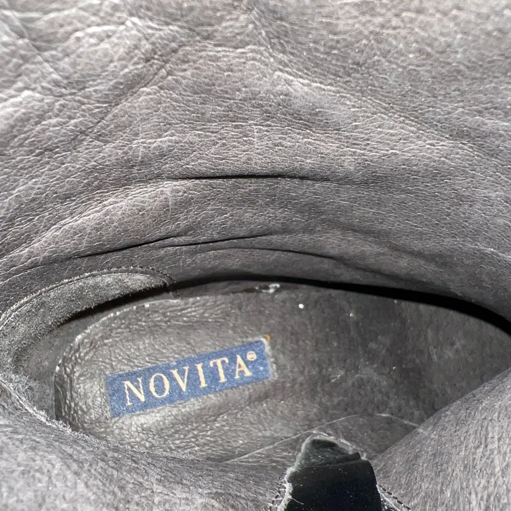 Boots från Novita, modell CAMOSCIO NERO. Använd, men utan anmärkning. Använda 1 gång  Storlek: 36 Material: Leather Nypris: 1500 SEK. Skor.