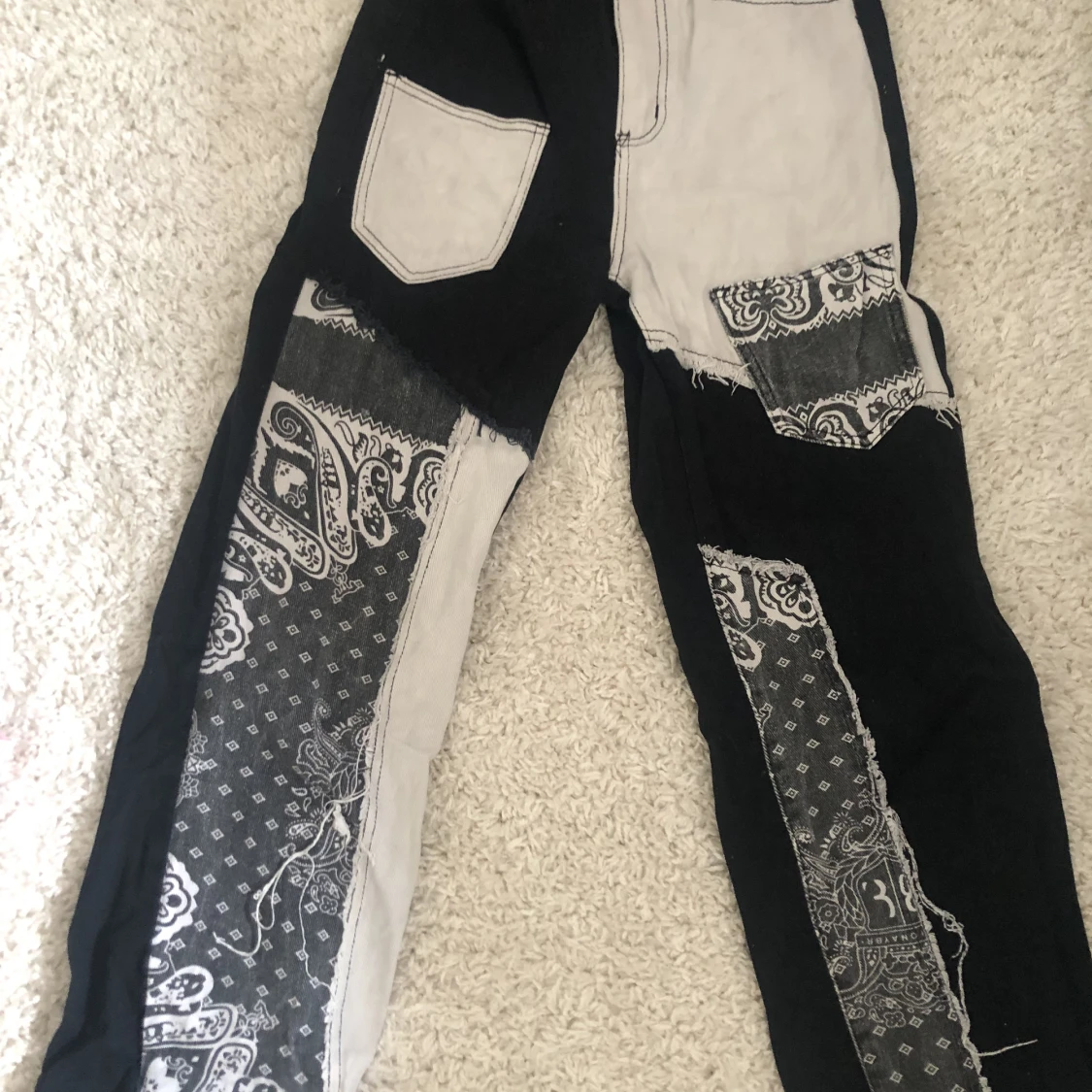 Coola byxor med mycket design och detaljer  - 90