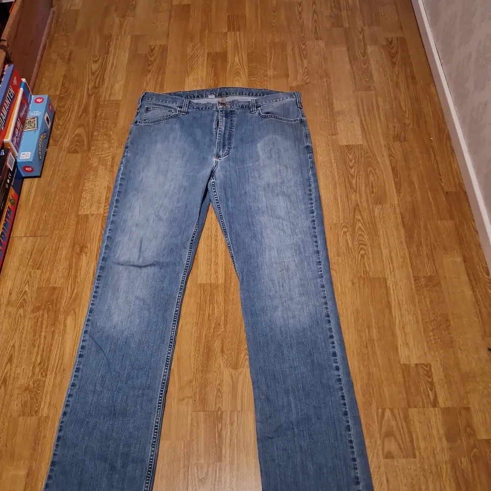 Fina carhartt byxor i storlek 36x34. Jeans & Byxor.