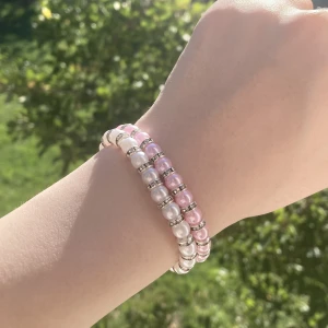 Armband✨ - Armband med mellandelar. Finns i alla färger! Betalning sker via swish❤️