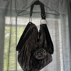 Rymlig väska svart/silvrig - Rymlig och fin väska! 😍😍Slitning på handtaget (syns inte när man har den på axeln då det bara är på ena sidan) och lite inuti