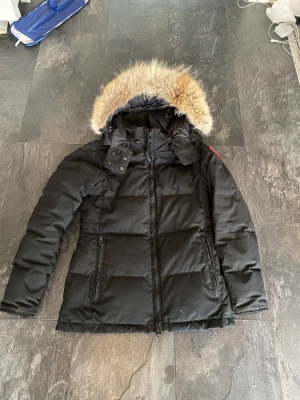 Canada goose jacka (dam)  - Canada goose jacka (dam)  Storlek: S Cond: 7/10 (lite flaws) Pris: 3999kr