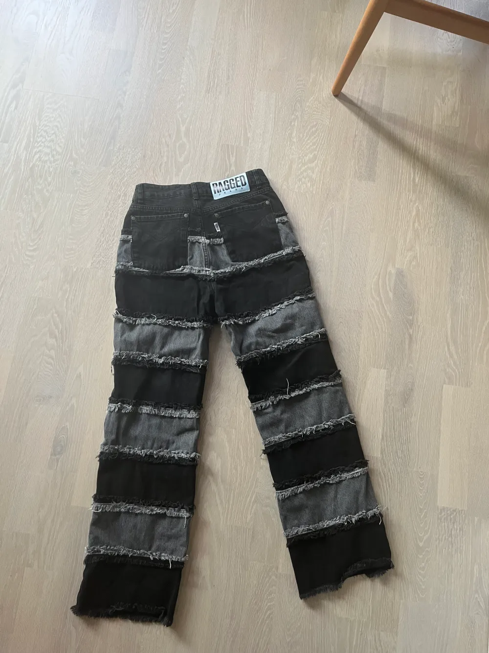 Coola och unika grå svarta jeans av Ragged som inte använts många gånger. Storlek s  Höj midjat  Original pris: 600kr. Jeans & Byxor.