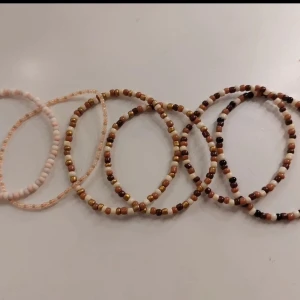 HÖSTARMBAND!! - NYHET! Höstarmband! Fina Höstarmband, går att designa egna🫶🏻  30 kr oftast beroende på design 18 kr frakt Skriv mått vid intresse 