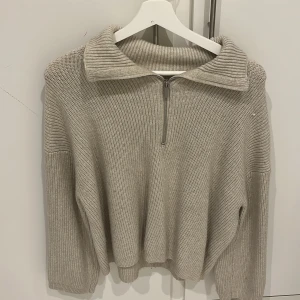 Stickad tröja🤍 - Fin stickad tröja med dragkedja. Pris går att diskuteras och frakten ingår! 😊🤍 storlek M men passar xs och s