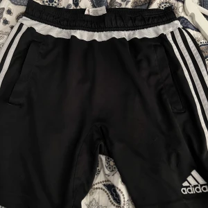 3 Par Träningsshort - 1. Adidas Sport shorts (M)  2. North Bend Shorts (M) 3. Marinblå Selected Homme shorts (M)