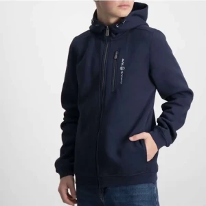 Sail racing tröja - Säljer min mörkblåa Sail racing tröja som knappt är använd då jag köpte 2st men bytte stil och sedan bara legat och inte användts! Nypris 1500! Sitter som en xs 