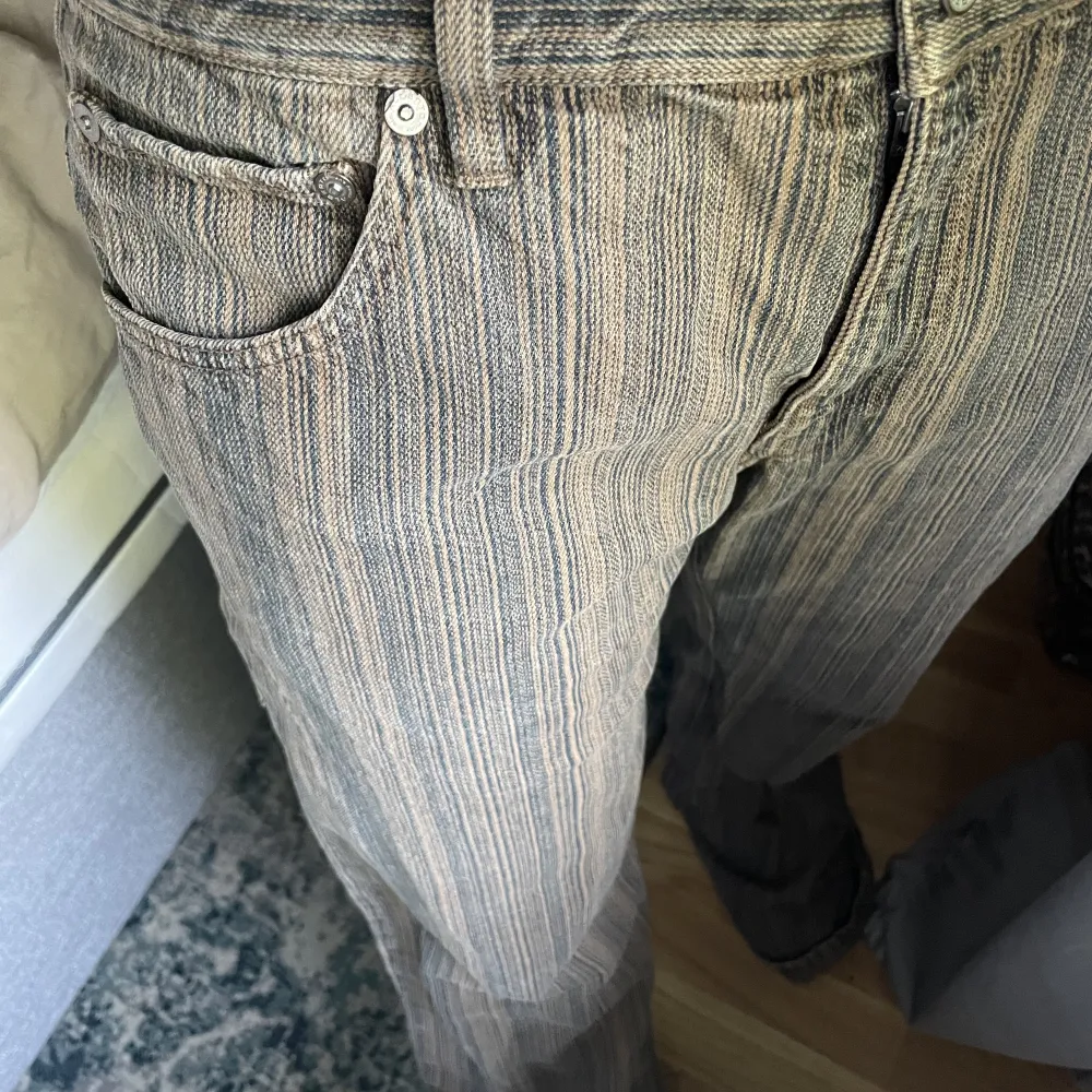 Feta jeans! uppfattas mer blågrå i verkligheten och inte så mörka, första bilden ger färgen mest rättvisa. Benen är raka/vida(?) och väääldigt långa på mig (174) . Står storlek 98 i. Jeans & Byxor.