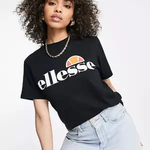 Croppad T-shirt från elesse i storlek xs/s