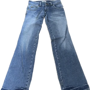 Jeans - Levi’s jeans. Bootcut och lågmidjade. Bra skick, lite slitna längst ner. Därav så bra pris. Midjemått 39 rak över. Innerbenslängd 86. 