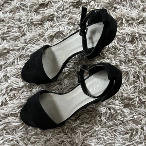 Klackskor  - Svarta klackar från Nelly, 10cm!  Enbart använda vid två tillfällen.  Frakt tillkommer!! 