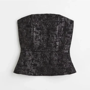 Hm korsett / tubtopp  - Säljer denna jättesnygga korsett / tubtopp från hm som är lite glittrig, den va för liten för mig så därför har den aldrig kommit till användning, skriv för egna bilder❤️