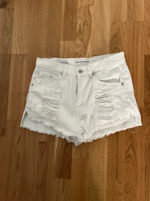 Vita shorts - Ett par jättefina vita shorts från pull and bear💓 de är knappt använda och är i väldigt bra skick. Tyvärr har de blivit för små för mig och de är i storlek 34. Kontakta mig för mer information 💓