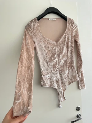 Body oanvänd  - Storlek M pris 229kr