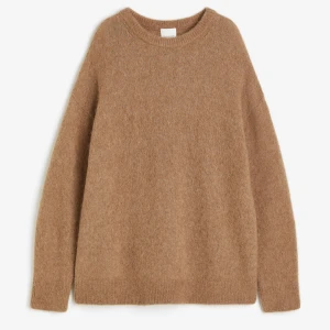 Stickad tröja  - Stickad tröja i alpacka ull från hm som endast är testad! Perfekt nu till hösten, köpt för 549kr