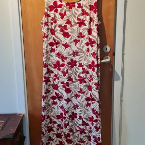 Härligt blommönstrad långklänning  Mint-condition 