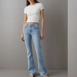 Low waist jeans - Säljer mina super snygga low waist jeans som blivit för små. Dem är st Xs och har lite slitningar längst ner. Köpta för 499. Skriv t mig för fler bilder