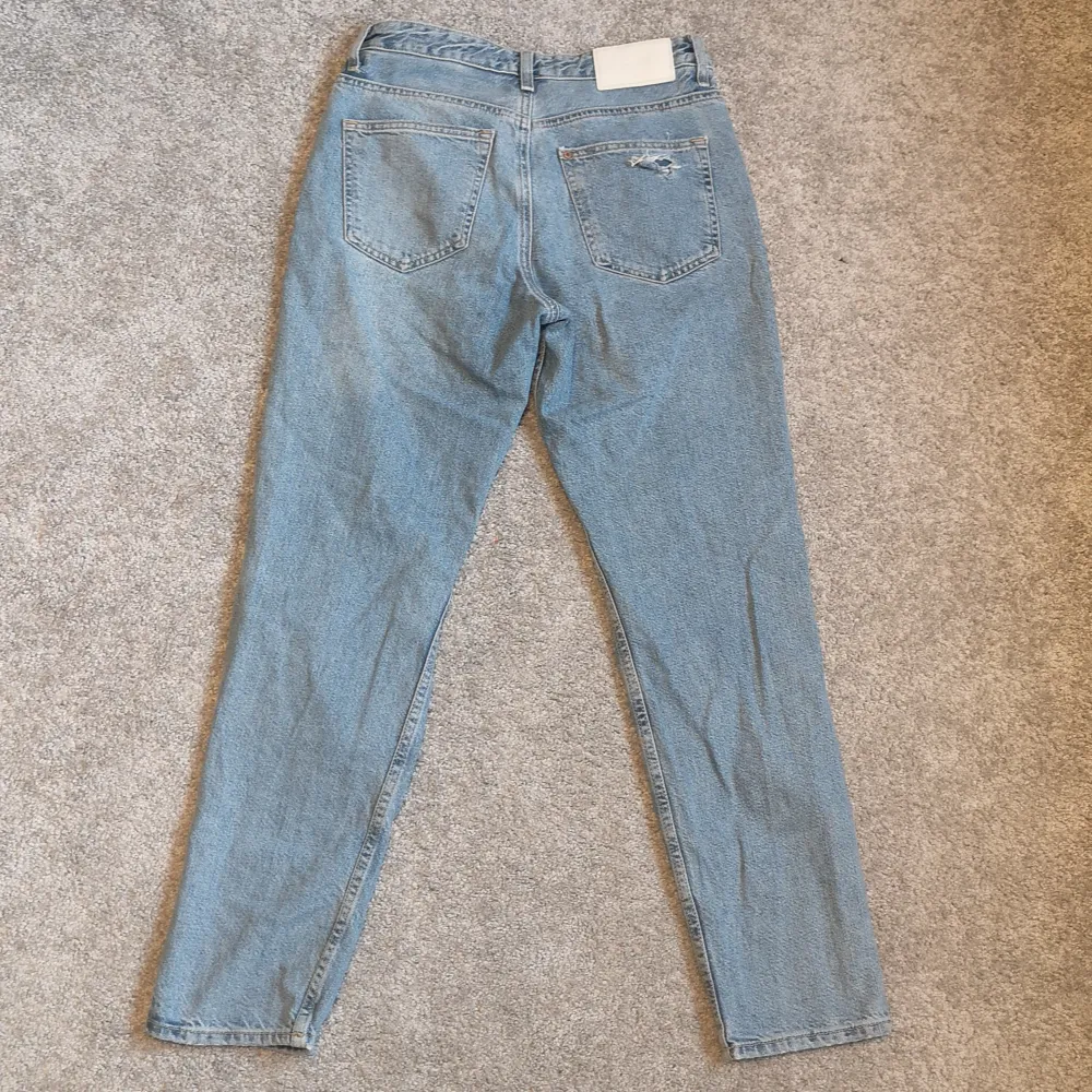 Supersnygga boyfriend jeans med slitningar. De är low waist och i storlek 24. Använda men i bra skick. . Jeans & Byxor.