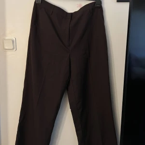 Kostymbyxor  - Bruna raka kostymbyxor från BikBok