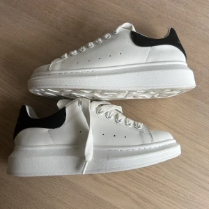 Alexander Mcqueen skor - Säljer nu mina Mcqueen skor som jag tidigare köpt från plick! Kartong och äkthetsbevis medföljer. Dom är inte använda utav mig utan bara testade, tjejen jag köpte dom från innan hade använt dom 1 gång innan så dom är knappt använda. 