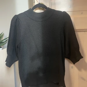 Svart stickad  - Super fin svart kortärmad tröja!! Har använts men är i väldigt bra skick!!💕köpare står för frakt
