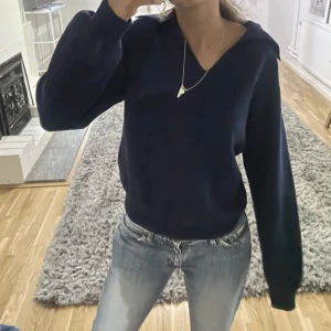 Stickad tröja  - Super fin finstickad tröja från & Other Stories i storlek S. Lånade bilder så skriv för egna 💞