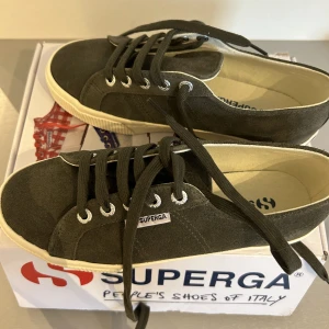 Superga sneakers grön - Helt nya från Sellpy, stor i storleken så mer en 36/37 än 25