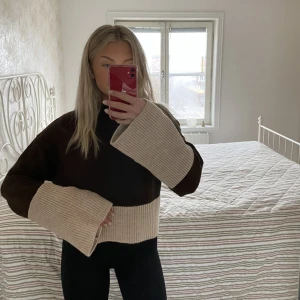 Stickad tröja - Oanvänd stickad tröja (annat fotat i) från NA-KD. Nypris 499kr men säljer för 180kr. Storlek xxs/xs men passar även S som jag brukar ha. Den är mjuk i tyget o sticks absolut inte:)!!! Köp via ”köp nu”🩷